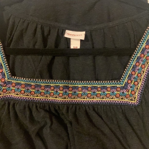 Women’s Flowy Top Beautiful Neckline - Picture 3 of 9